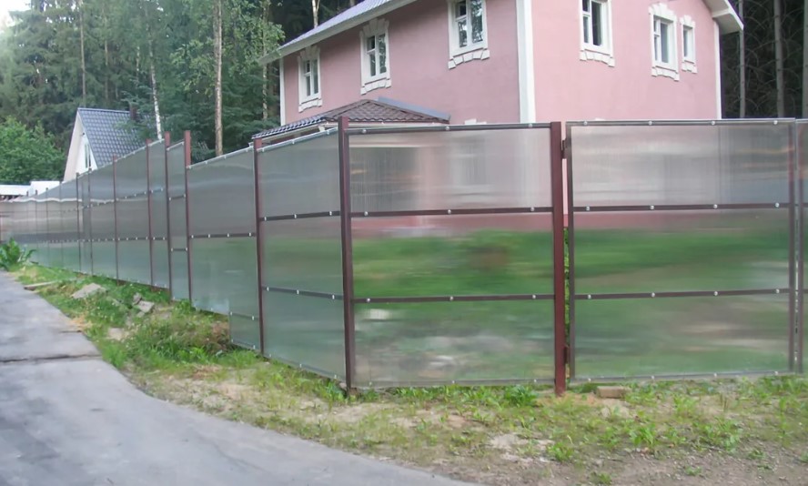 Купить Забор с поликарбонатом для загородного участка в Москве по цене от 950 руб. Забор с поликарбонатом для загородного участка купить Москва